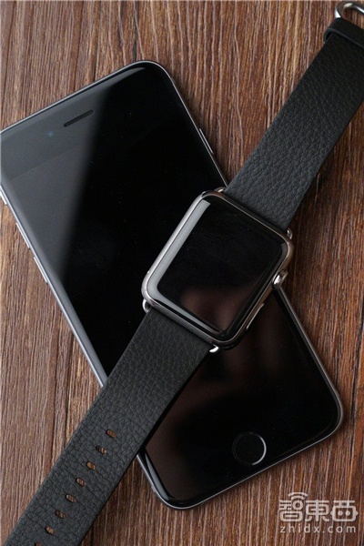 重量级比拼:Apple Watch对比Moto 360