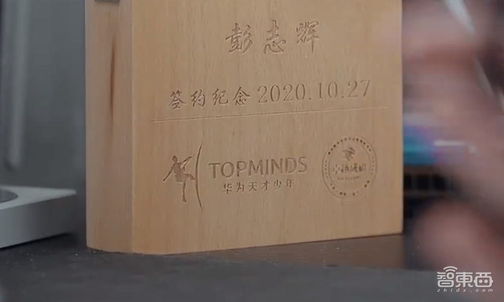 稚晖君版“钢铁侠”来了！6个月造出实机，AI大模型加持，能当保姆能拧螺丝