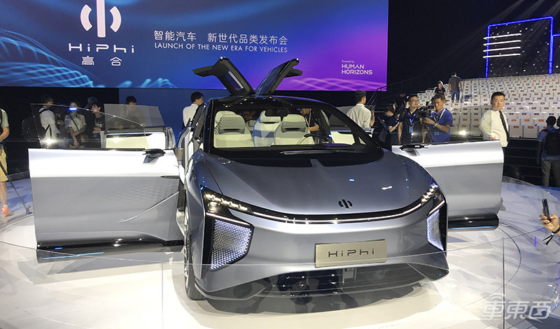 丁磊造车交卷！华人运通首款量产车亮相 外形炫酷能跑600公里