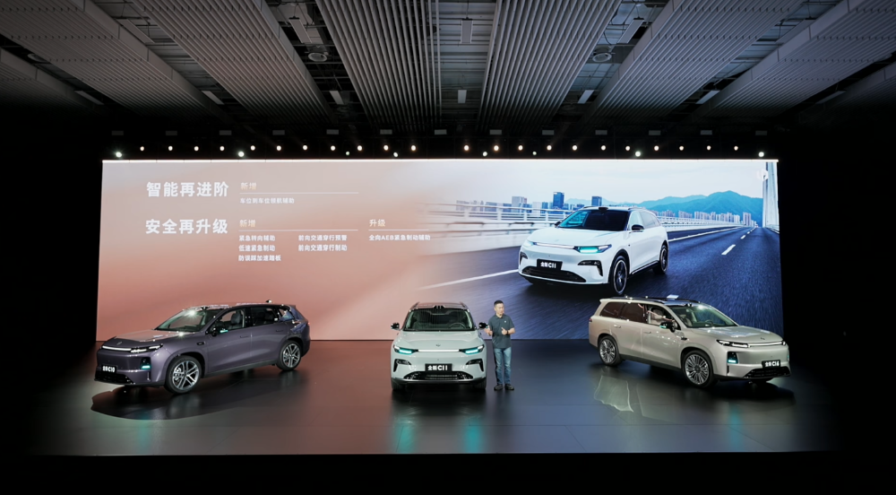 零跑发狠了！三款车17个版型一起上，打满12到17万市场