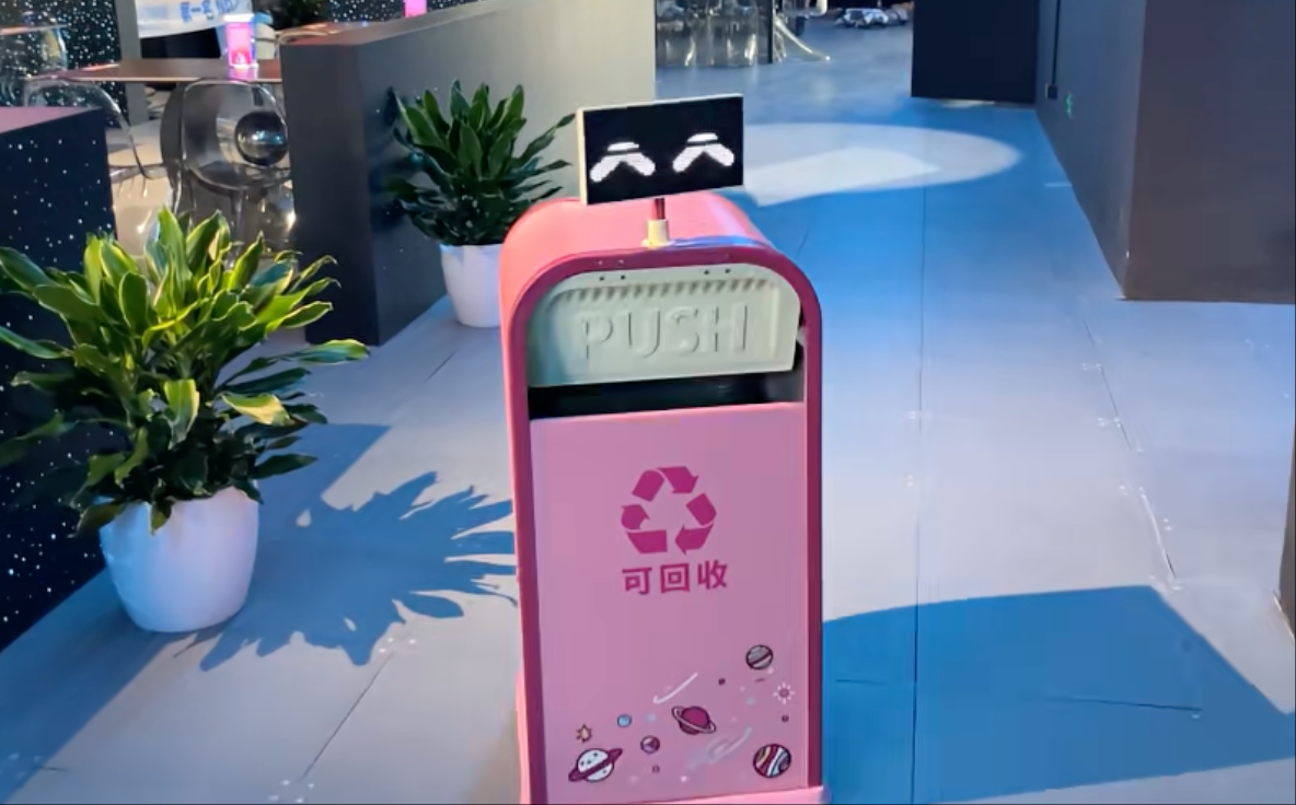 探访全球首家具身智能机器人4S店!超50款机型看花眼,还有机器人协作餐厅