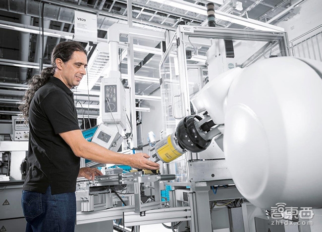 拉德国总理站台,把仿生机器人玩上天,解密这家公司的工厂黑科技