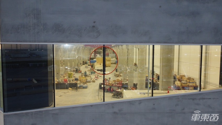 特斯拉得州工厂投产在即!大型压铸机已经进场,4680新车或已下线