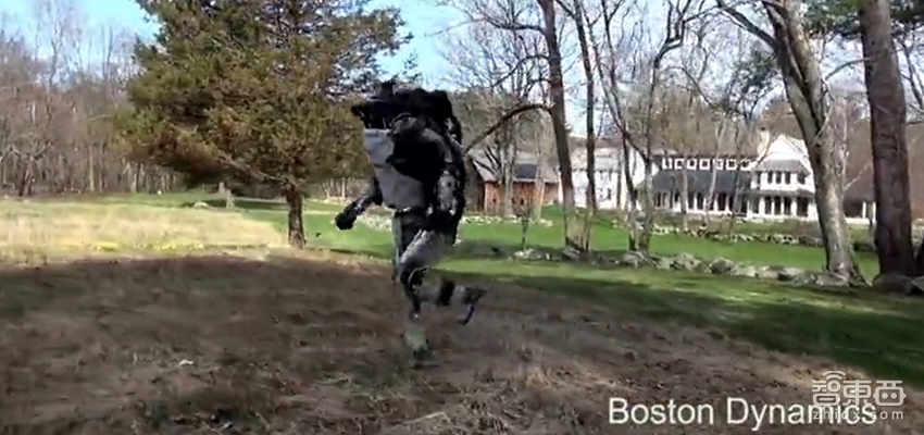波士顿动力机器人成精了：后空翻的Atlas像人一样跑！机器狗能爬楼梯！