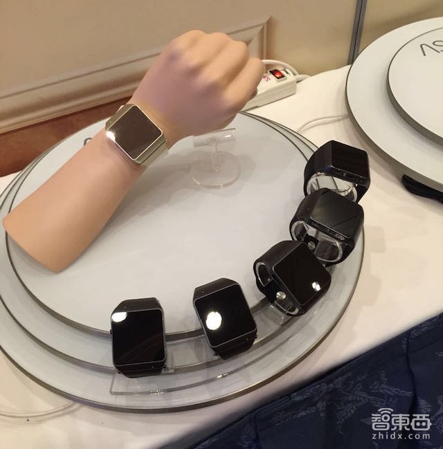 穿戴新玩法 ASU一数科技推Cast1激光腕投智能手表