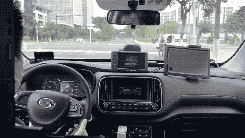 实测国内首台自动驾驶出租车！打个电话就能坐