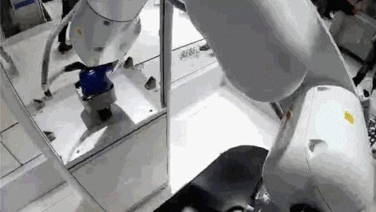 爱普生硬核机器人自动化技术解秘！拧螺丝、抓放秒胜人类