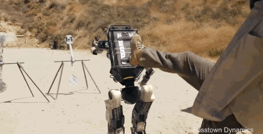 杀手机器人堪比“美国大兵”，居然还能翻滚射击