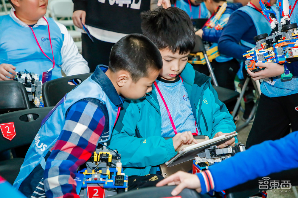 这群中小学生的机器人比赛登上了人民日报头版！