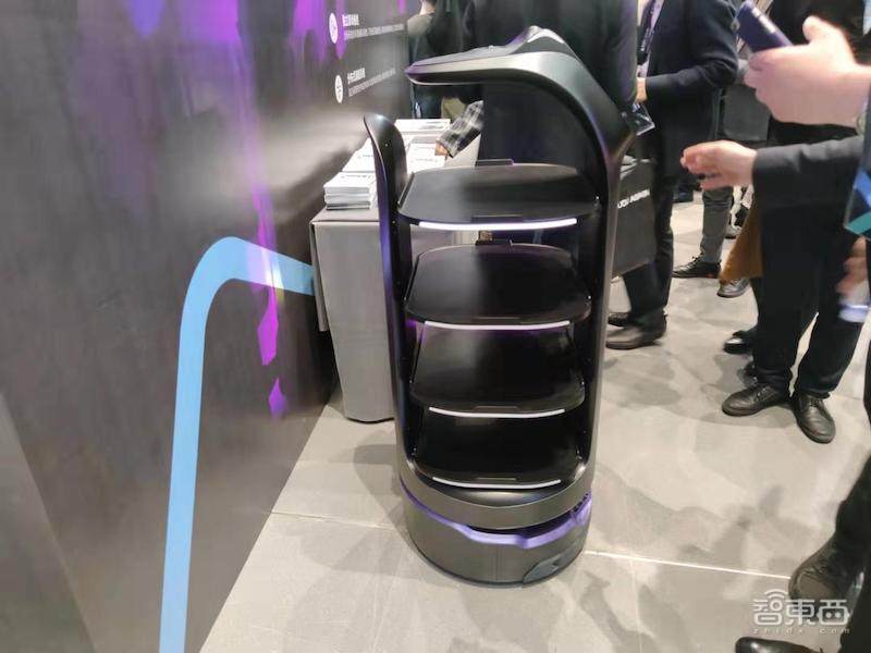 普渡推送餐回盘两款机器人，首次采用3D全向避障，售价6.2万