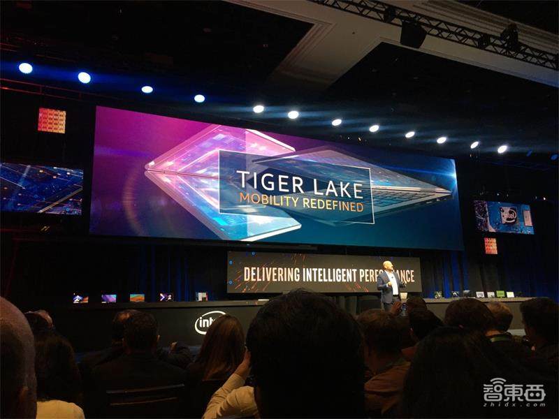 英特尔秀双屏可折叠PC神器!移动处理器Tiger Lake首亮相,第三代至强今年见