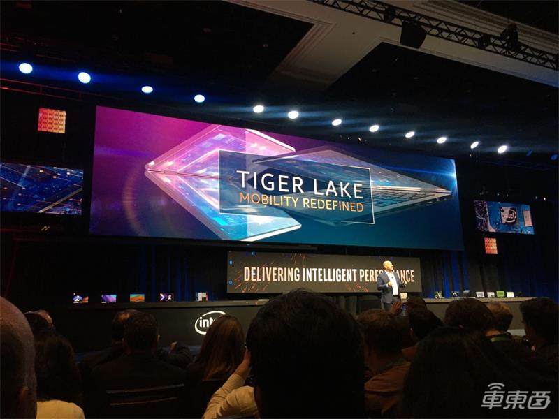 英特尔秀双屏可折叠PC神器!移动处理器Tiger Lake首亮相,第三代至强今年见