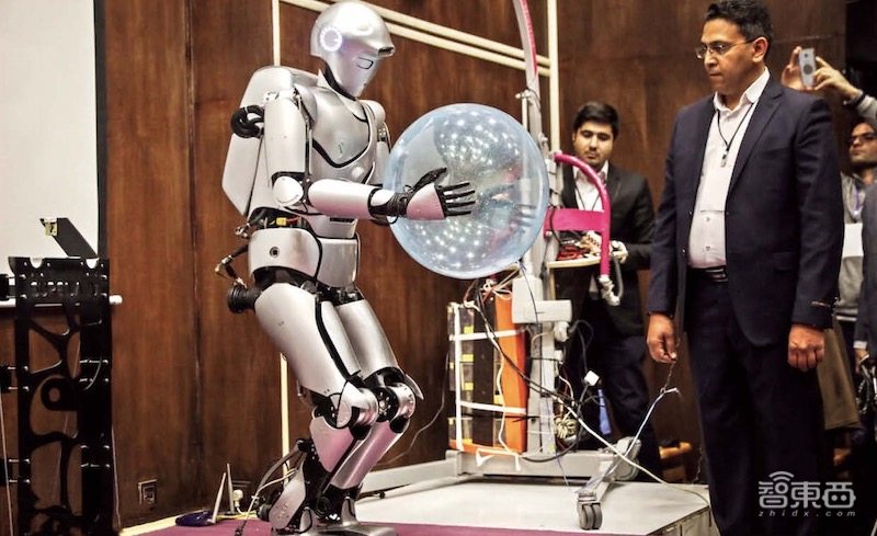 伊朗最强仿人机器人：踢球、写字、对话啥都会！历时12年发展至第四代
