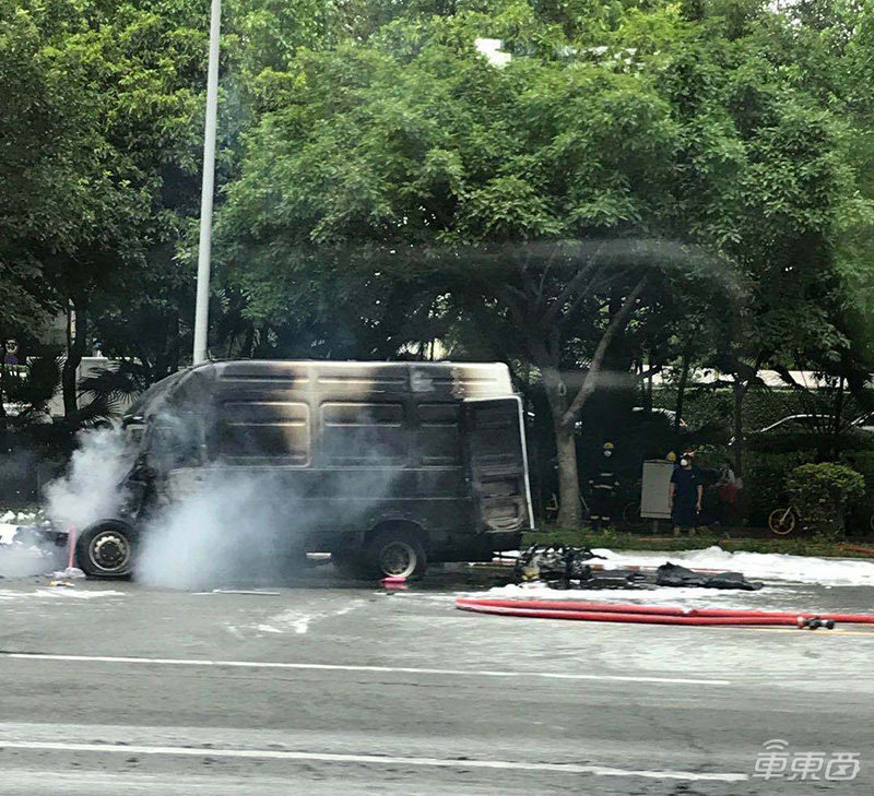 突发！深圳一电动车起火致驾驶员身亡，疑似电动依维柯