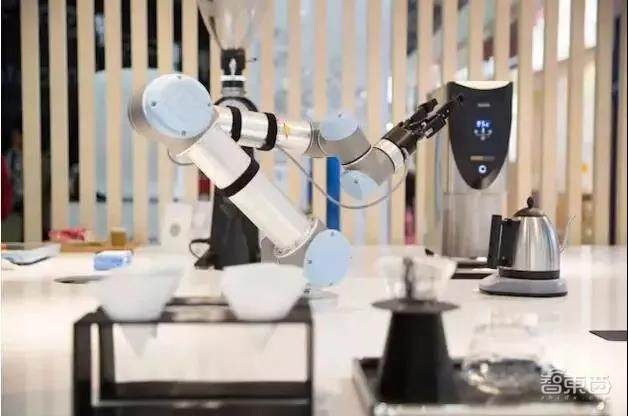 韩国机器人咖啡师上岗！可煮60多种咖啡，7分钟做6杯送到桌边
