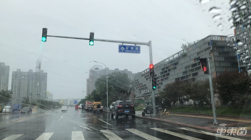 特斯拉挑战北京雨天：被五个红绿灯整傻眼了！？