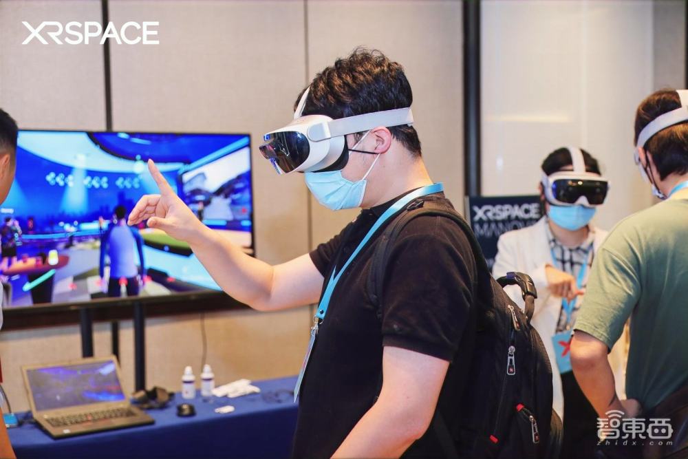能插5G卡的VR头显！裸手操作XRSPACE一体机，在虚拟世界中“捏”个自己