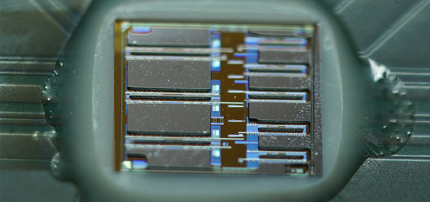 MIT芯片创企获3500万美元融资！押注光学互连赛道，带宽密度提高1000倍