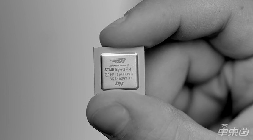 蔚来ES8开L2撞人又撞车,为啥装24个传感器都躲不开?