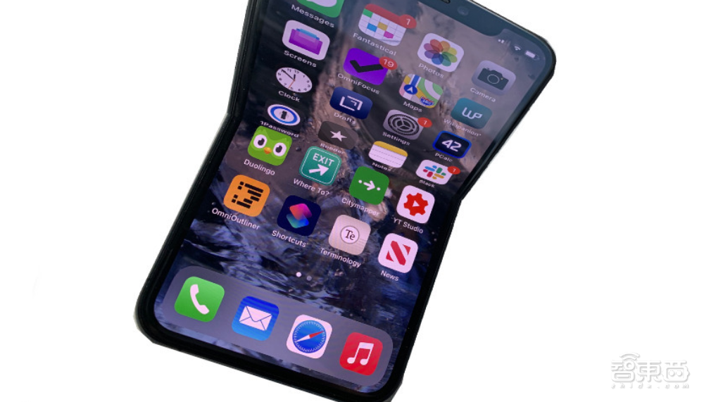 LG正协助苹果研发折叠屏！或采用“翻盖式”，2023年见