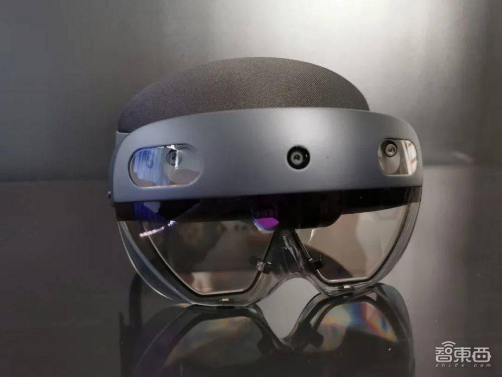 微软高管用全息投影开发布会！推出VR协作平台，传送真人到另一空间