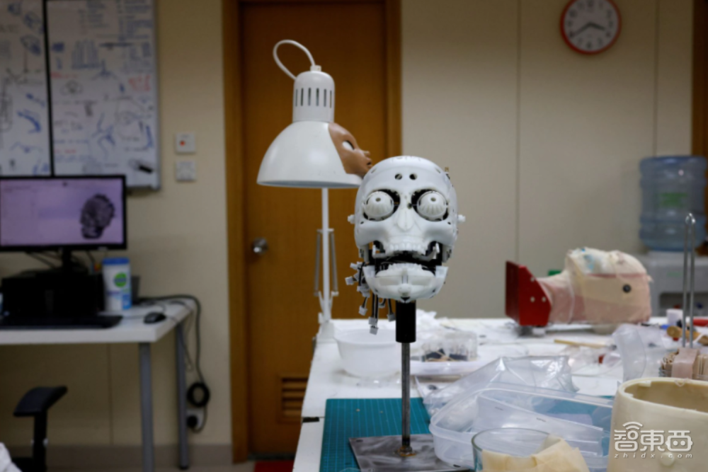 能做表情能“话疗”，会说粤语的医护机器人“格蕾丝”助阵医疗前线