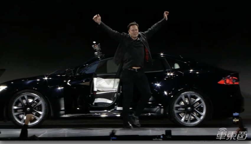 特斯拉新款Model S交付！马斯克飙车助兴，车内还装了个“PS5”