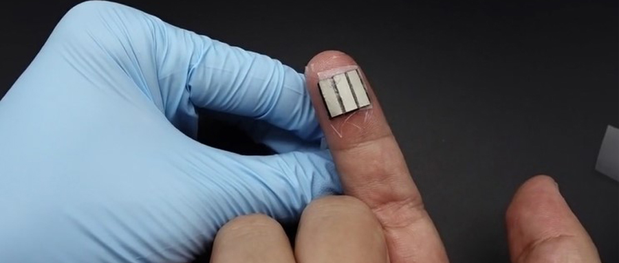 贴上这个“创可贴”，你的手指能变成移动电源，打字还能发电！