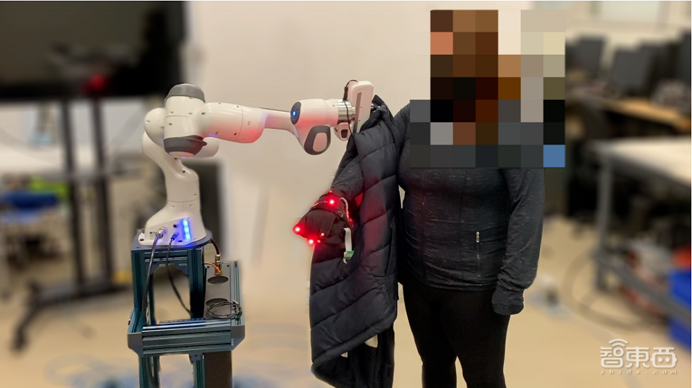 让机器人帮你穿衣服！MIT研发新算法，速度快还避免误伤