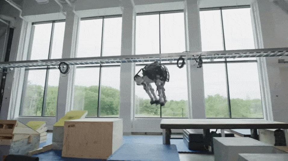波士顿动力机器人跑酷90秒：撑杆跨栏后空翻，还放出摔跤彩蛋