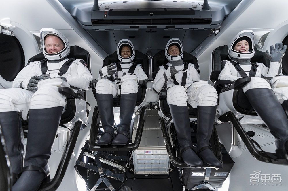 人类首个全平民太空旅行！马斯克送4位乘客去太空玩3天