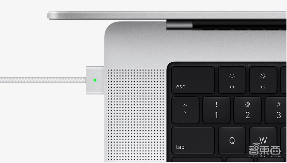乔布斯当场“复活”!苹果发AirPods 3和地表最强电脑芯片,秀刘海屏Macbook Pro