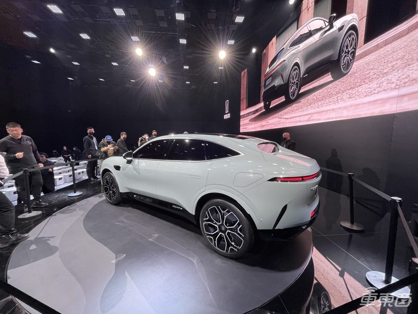 华为宁德时代联手造车:首款车型续航700公里,明年三季度交付