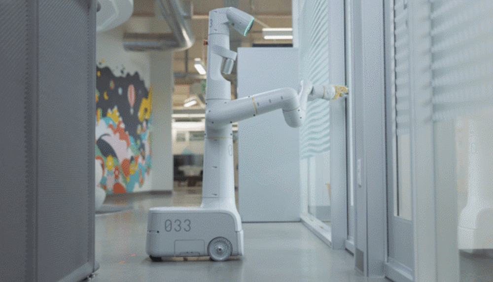 谷歌母公司聘了100多台机器人，扫地热菜擦桌子，还能自主学习