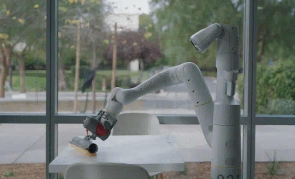 谷歌母公司聘了100多台机器人，扫地热菜擦桌子，还能自主学习