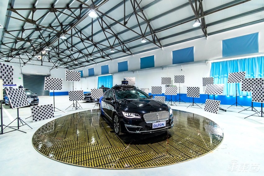搞Robotaxi,车得够多