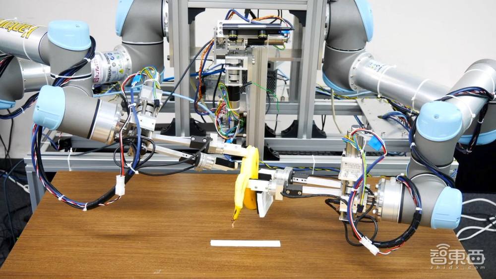 机器人“仿人”技术新突破，超灵敏手指触觉，还能剥香蕉、穿衣服！