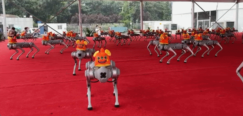 邓丽君现场“复活”！130只机器狗群舞，世界机器人大会7大亮点揭秘