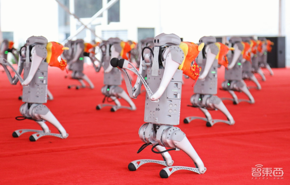 邓丽君现场“复活”！130只机器狗群舞，世界机器人大会7大亮点揭秘