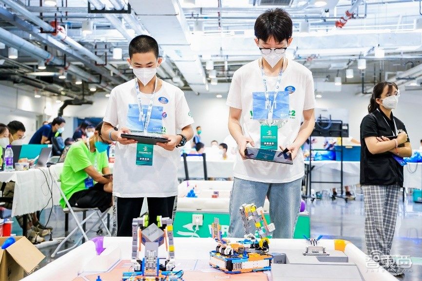 2022世界机器人大会在北京召开，优必选人形机器人亮相大会开幕式