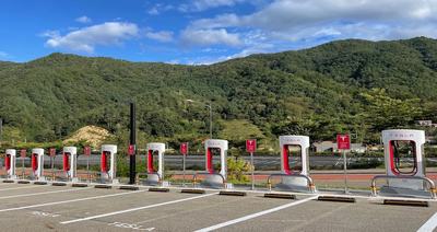 特斯拉超级充电桩已达4万个，单个充电桩可满足超80辆车充电需求