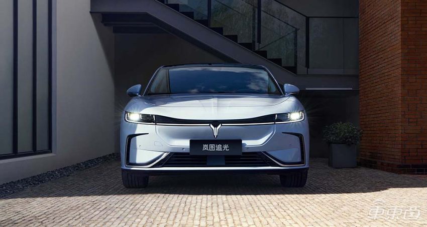 岚图首款轿车发布：预售32万开卖，最远跑730公里
