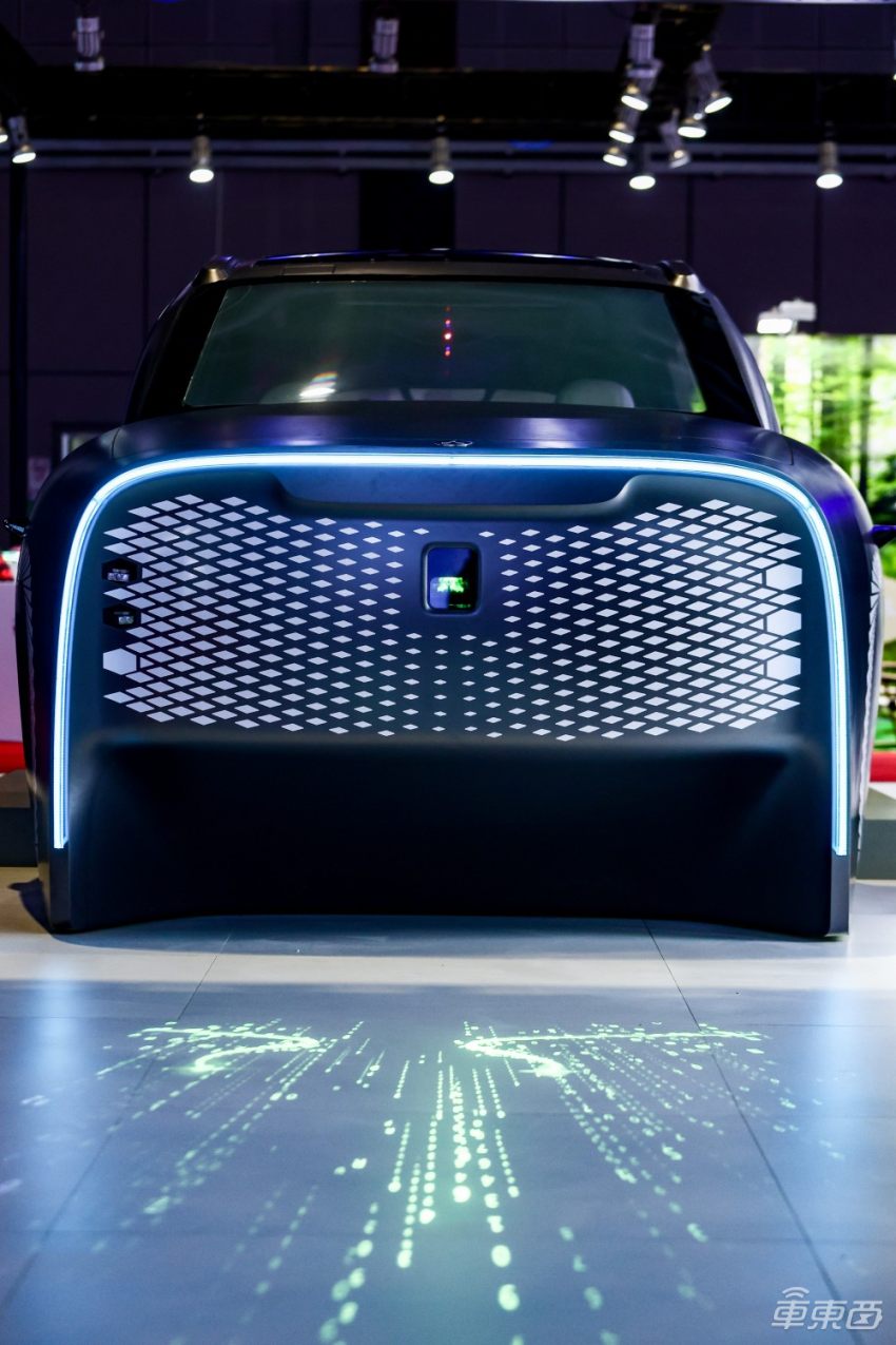 光峰发布全球首款车规级激光大灯，车载显示亮相宝马概念车