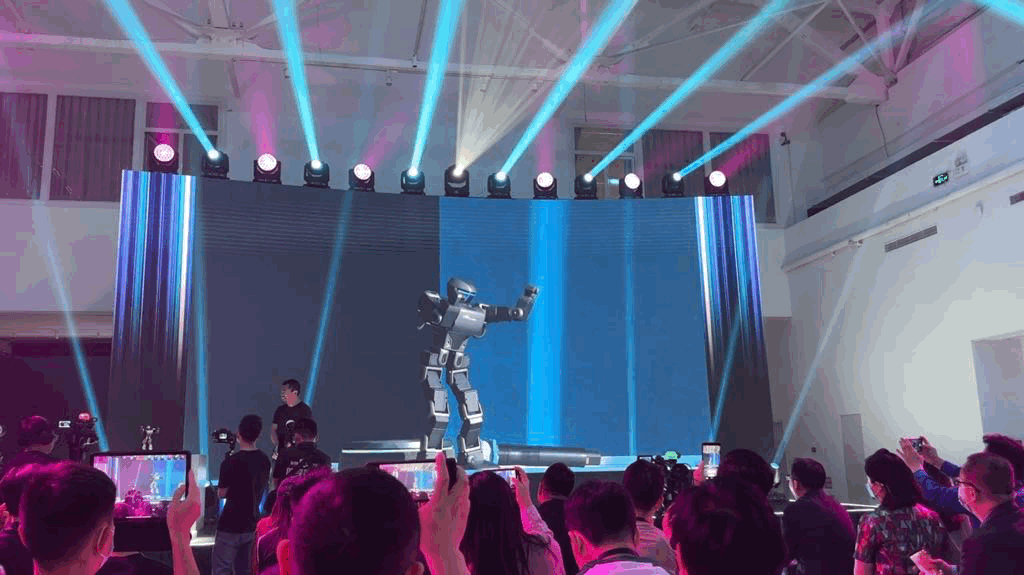 变形机器人用上AI大模型！现场表演高难度瑜伽，能表现100+种情绪