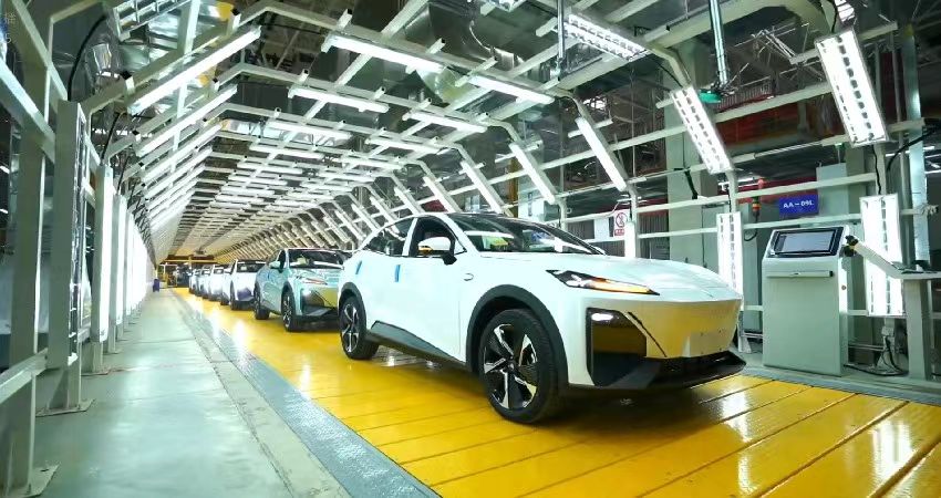 深蓝S7首批量产车南京智慧工厂下线，年产可达20万辆