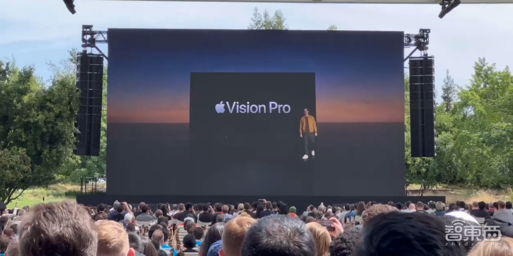 苹果AR眼镜Vision Pro横空出世！现场尖叫不止，首发真机实拍，对话库克