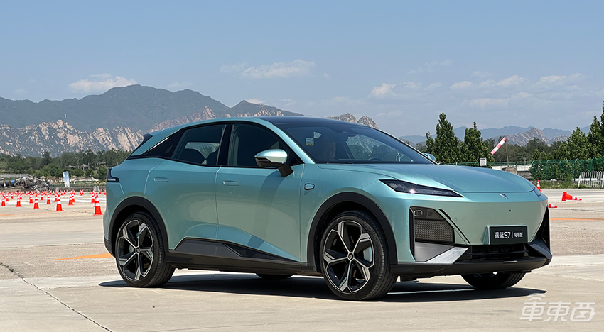 十几万买台增程SUV!试驾深蓝S7,会是年轻人的心头好吗?