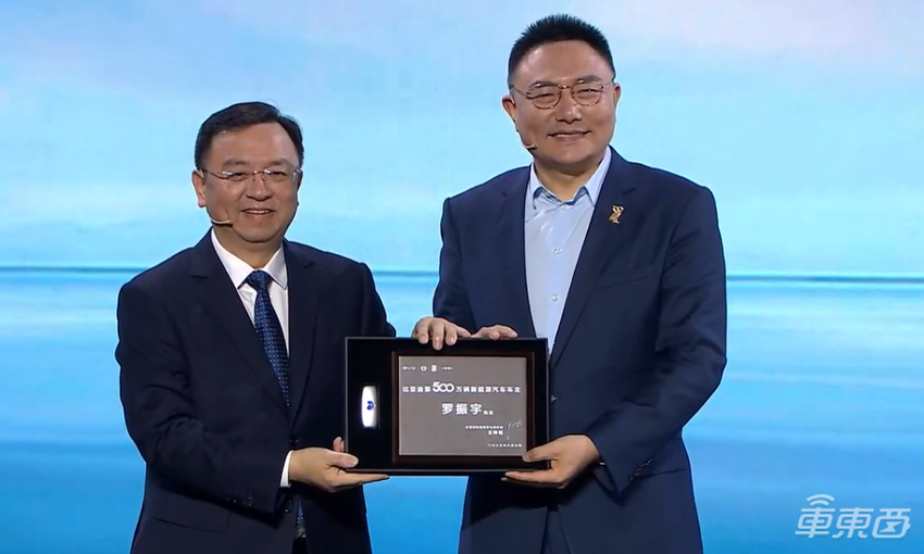 王传福现场哽咽落泪,比亚迪500万辆新能源下线!