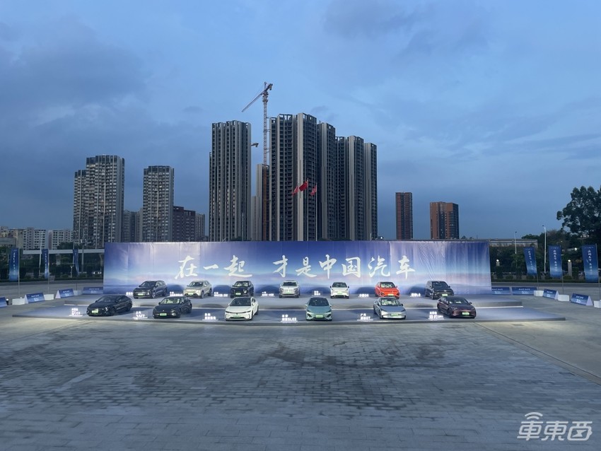 王传福现场哽咽落泪,比亚迪500万辆新能源下线!