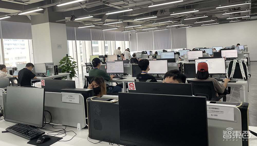实探百度智能云海口数据标注基地，揭秘让文心一言变聪明的幕后功臣